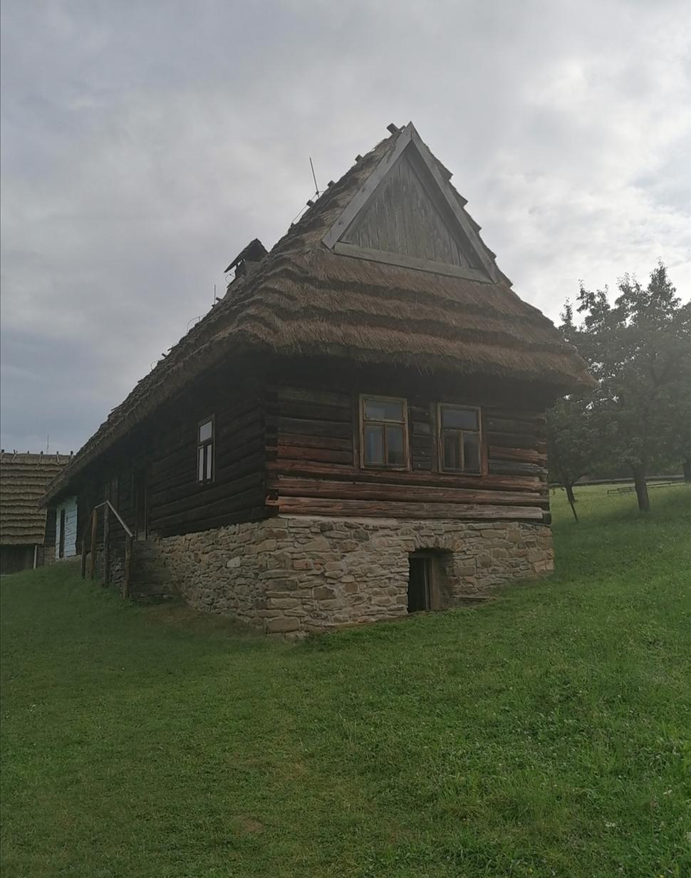 podpivničený dom zo Snakova