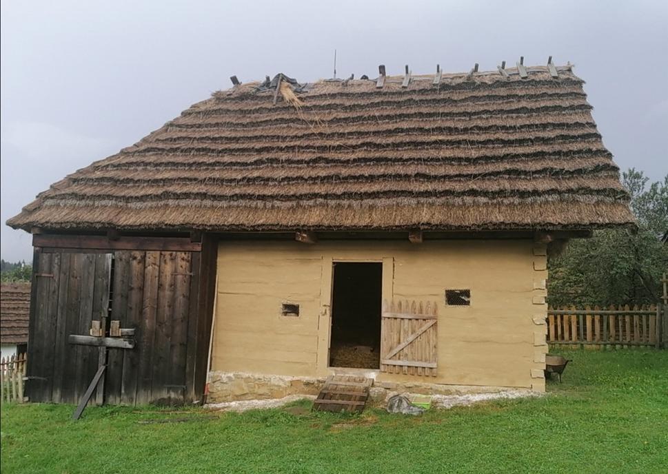 maštaľ ale ostala verná slame
