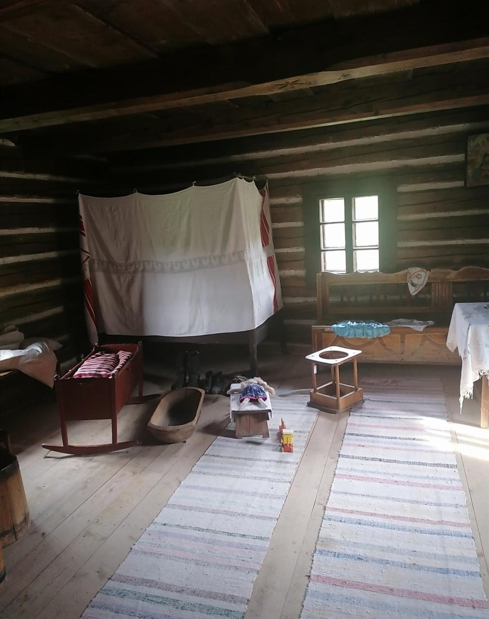 za plachtou sa rodilo. Podľa hračiek nešlo o prvorodenca