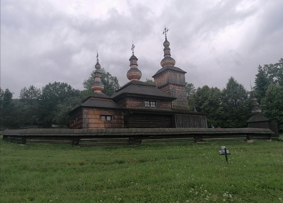 cerkev je dominantou skanzenu