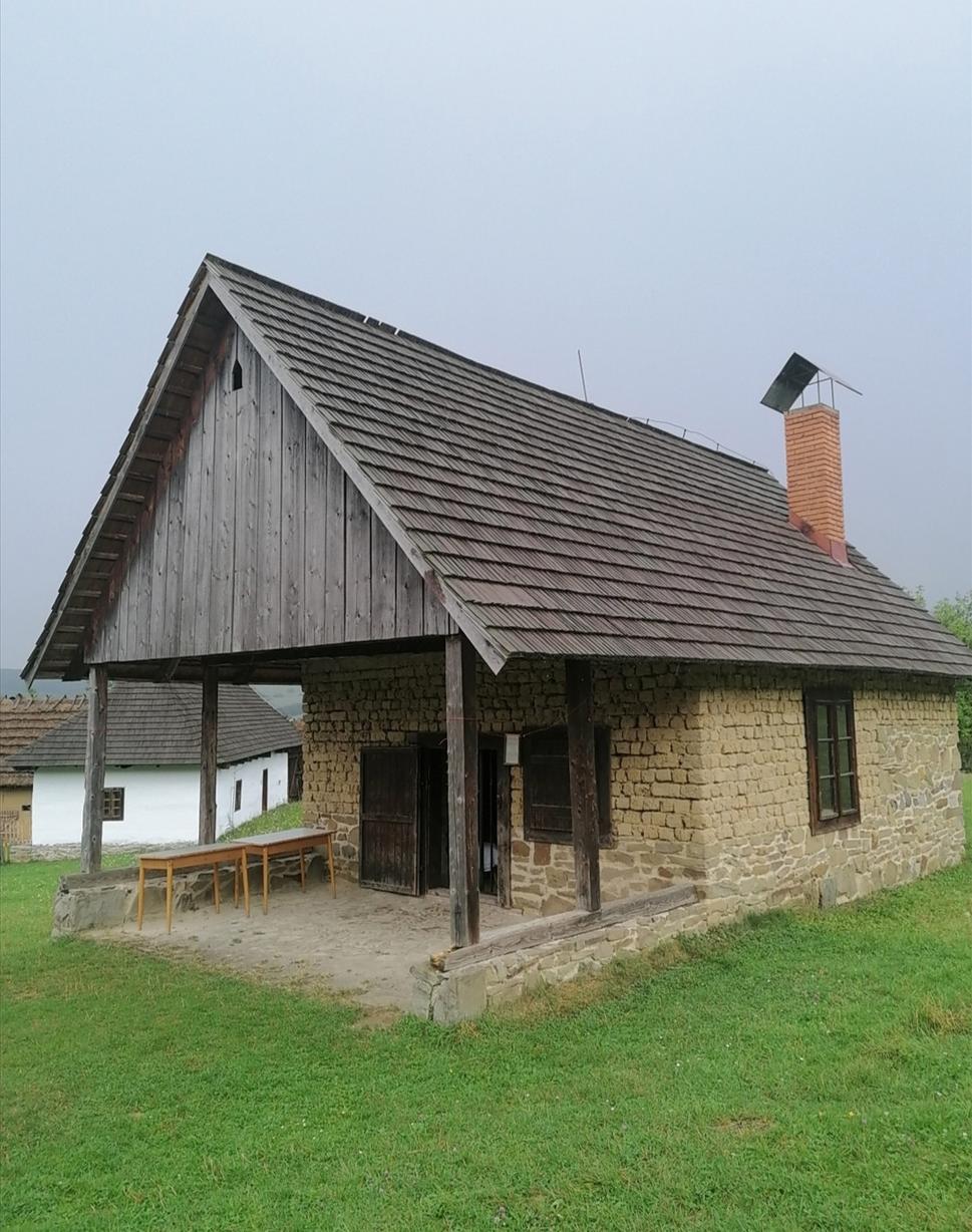 tu pracoval kováč