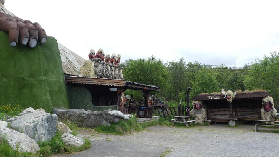 Trollie šestorčatá nad vchodom do budovy zábavného parku pre deti