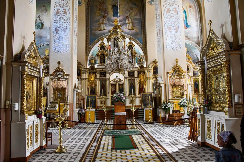 Interiér pravoslávneho kostola Nanebovstúpenia Panny Márii v kláštore v Kuremäe. Tu na piliery vpravo je zavesená hlavná relikvia chrámu, ikona Nanebovstúpenia Panny Márie, nájdená pred viac ako 400 rokmi.