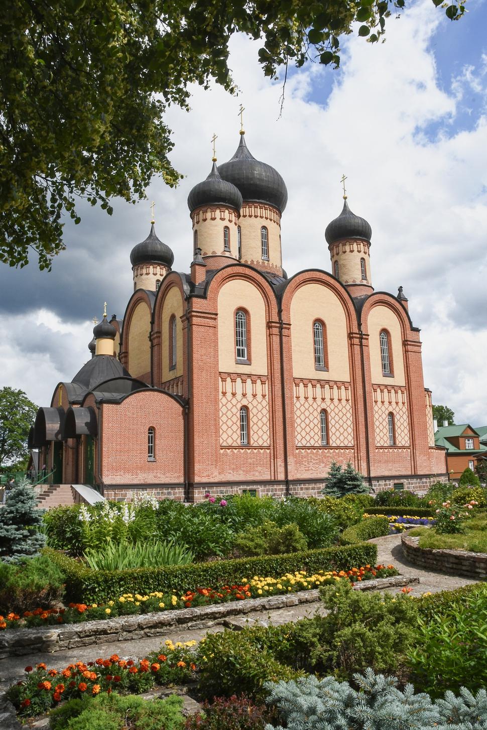 Chrám Nanebovstúpenia Panny Márie v Pühtitsa Convent. Areál komplexu je plný krásne upravených kvetinových záhonov.