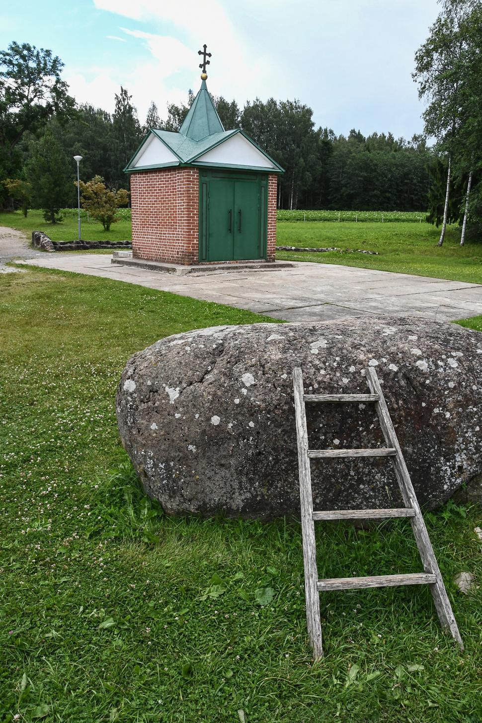 Tu je jeden z dôkazov o pravdivosti legendy o mýtickom hrdinovi - velikánovi Kalevipoegovi. Napriek tomu že bol bez nôh, tento kamienok hodil pri prenasledovaní po Nemcoch. Určite trafil.