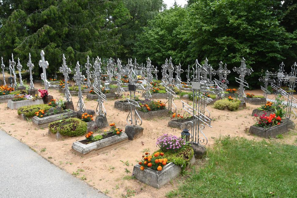 Na vzorne upravenom a kvetmi vyzdobenom cintoríne stoja v radoch rovnaké kovové kríže s tabuľkami a lakonickými údajmi na nich. Nič iné, iba meno, dátum narodenia a smrti sestry mníšky. Pred Bohom sme si všetci rovní.