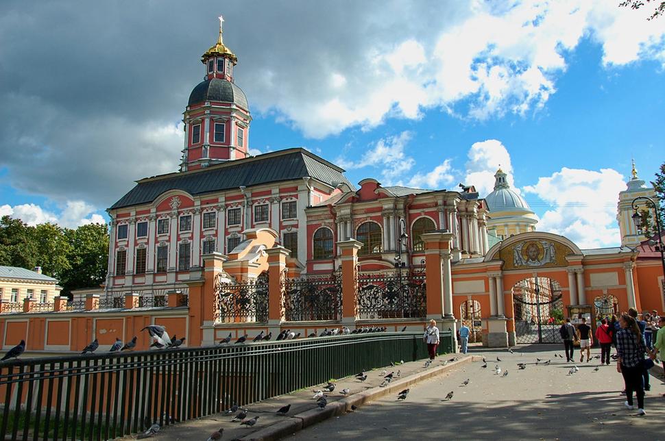 Lavra Alexandra Nevského v Petrohrade. Na začiatku rušného Nevského prospektu sa rozprestiera posvätne pokojné miesto. Lavra Alexandra Nevského, ako sa nazýva tento cirkevný architektonický súbor budov s cintorínom, ukrýva nevšednú nádheru.