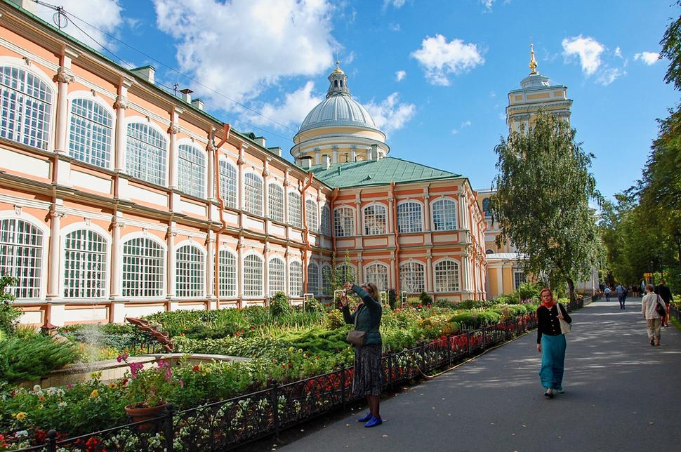 Lavra Alexandra Nevského. V Lavre Alexandra Nevského sú uložené relikvie tohoto vojvodcu a svätca. Lokalitu kde bol kláštor vybudovaný vybral sám Peter I. Veľký, ktorý výstavbu inicioval. Podľa legendy porazil Alexander Švédov presne na týchto miestach.