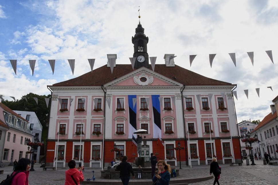 Súčasná radnica bola postavená v roku 1780, ako tretia radnica v poradí na tomto mieste. V minulosti slúžilo prízemie budovy ako väznica. Dnes v radnici pracuje primátor a mestské zastupiteľstvo. Nájdeme tu aj infocentrum.