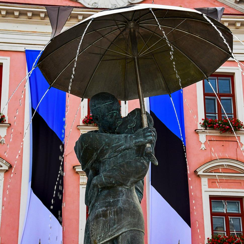 Každý rok 30 apríla o pol šiestej večer, v podvečer Valburgdinej noci, študenti kladú na hlavu dievčiny vo fontáne bielo-červeno-zelený venček. Tartu je mesto, v ktorom jednu pätinu obyvateľstva tvoria študenti, mestu to pridáva osobitný šarm a mágiu.