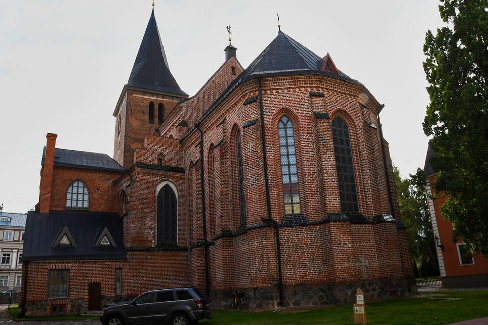 Kostol sv. Jána (Jaani 5). Už na začiatku 13. storočia stál na tomto mieste drevený kostol. Najstaršie zachované časti Kostola sv. Jána sú datované do 14. storočia. Počas 2. sv. vojny bol kostol veľmi zničený, jeho rekonštrukcia sa ukončila v roku 2005.