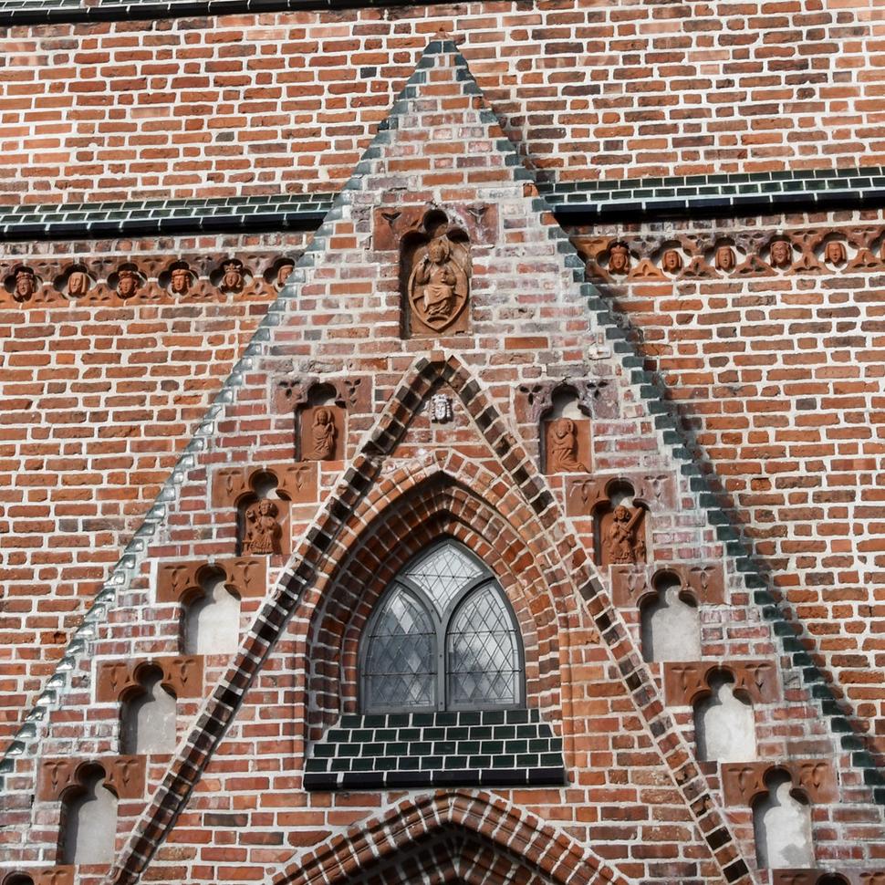 Kostol sv. Jána je bohato vyzdobený terakotovým dekorom.