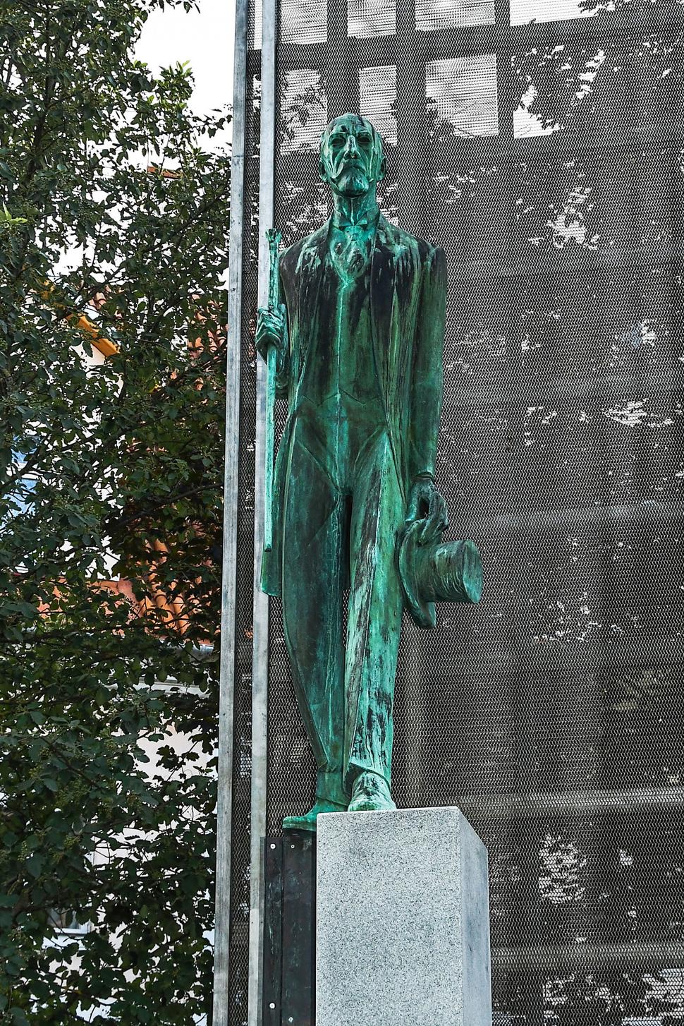 Pamätník Jána Tynissona bol odhalený v roku 2001 na počesť Jána Tynissona (1868-1941), nezabudnuteľného predsedu vlády Estónska a hlavného redaktora novín Postimes. Pomník stojí pred budovou, v ktorej bola redakcia týchto novín.