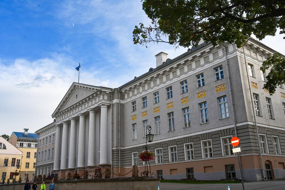 Hlavná budova Univerzity v Tartu (Ṻlikooli 18) bola postavená v roku 1809. Počnúc týmto rokom sa v aule univerzity odohrávajú všetky slávnostné udalosti v živote univerzity. Vďaka dobrej akustike a veľkosti, aula sa využíva aj na koncerty a konferencie.
