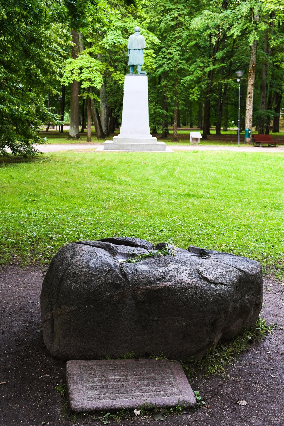 Na kopci za polorozpadnutou katedrálou Toomkirik nájdeme tento zaujímavý balvan. Kedysi to bol obetný kameň starých Estóncov, dnes je to pohrebisko skrípt. Študenti sem prichádzajú slávnostne spáliť skriptá hneď potom, ako urobili skúšku.