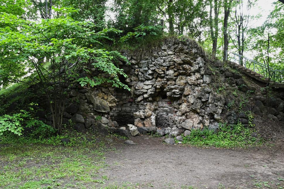 Za obradným kameňom na ktorom sa pália skriptá sa dvíha kamenný násyp. Možno je to pozostatok obrannej bašty niekdajšiemu hradu. Dnes mu nikto inak nepovie ako Musumägi - Kopec bozkov. A je to pravda, na Musumägi sme vyrušili bozkávajúcu sa dvojicu.
