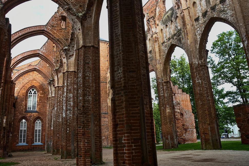 Výstavba Dómskej katedrály sa začala v 13. storočí. Na konci stredoveku bola katedrála jednou z najväčších sakrálnych stavieb v Livónii. Počas Livónskej vojny (1558-1583) sa začala katedrála ničiť a rozpadať. Jej skazu dovŕšil požiar v 1624 roku.