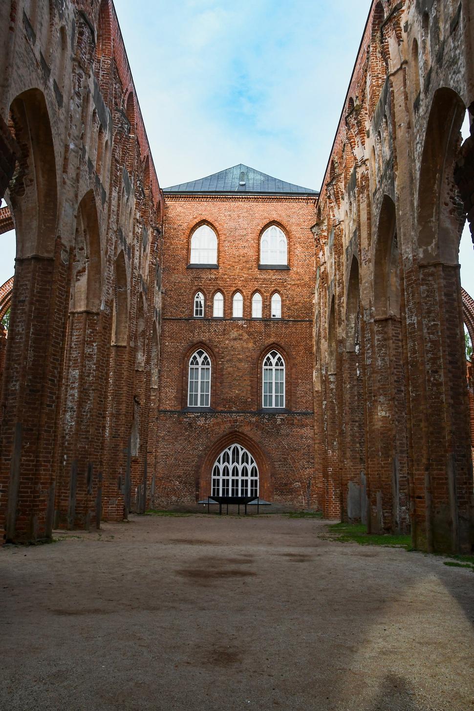 V 1802 roku sa začali rekonštrukčné práce na časti katedrály, vybudovala sa tu univerzitná knižnica, ktorá tu bola umiestnená do roku 1982. Dnes je tu múzeum univerzity s historickou pitevňou a pre výbornú akustiku, konajú sa tu koncerty (na fotke vzadu).