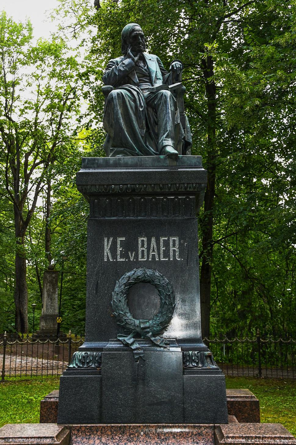 Z mnohých skulptúr učencov rozmiestnených na kopci za univerzitou vyberám pamätník Karla Ernesta von Baera. Zo študenta univerzity v Tartu sa stal svetovo uznávaný zoológ, entomológ a jeden zo zakladateľov modernej embryológie.
