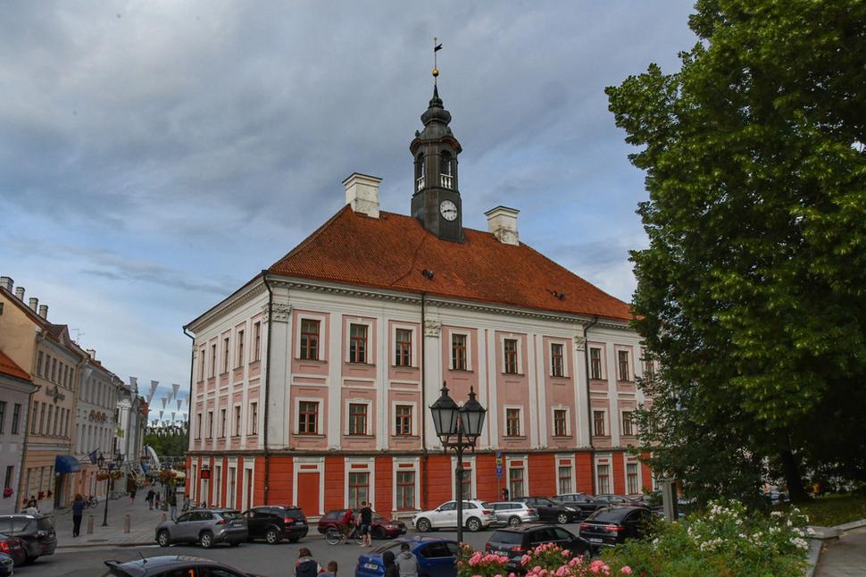 Z kopca Toomemägi sa vraciame znova na Radničné námestie k radnici. Hodiny na vežu boli pridané vraj až po žiadostiach profesorov univerzity, ktorí už mali dosť neskorých príchodov študentov na prednášky, vraj netušili, koľko je hodín.