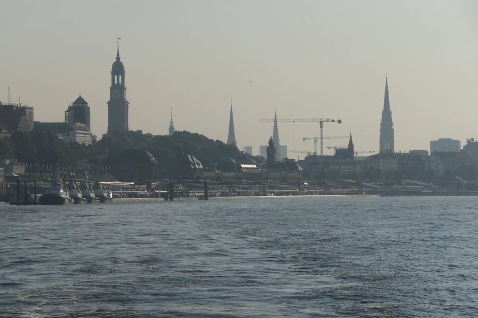 Veže hlavných chrámov Hamburgu, v popredí Sankt Michel