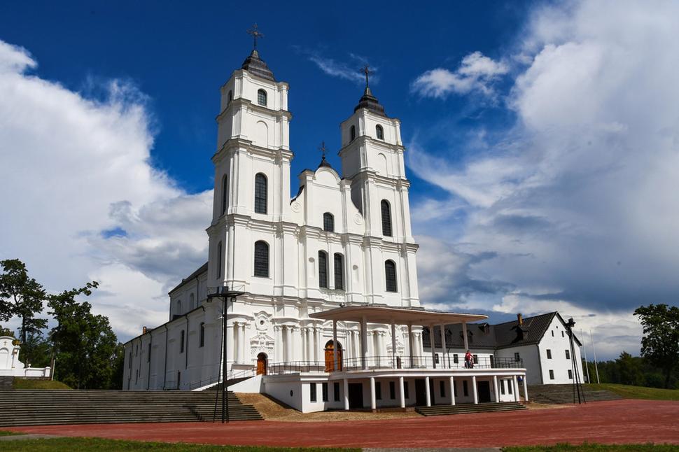 Aglonská bazilika Nanebovzatia Panny Márie v Aglone. Dedinka Aglona je napriek svojej malej rozlohe najnavštevovanejším mariánskym pútnickým miestom.