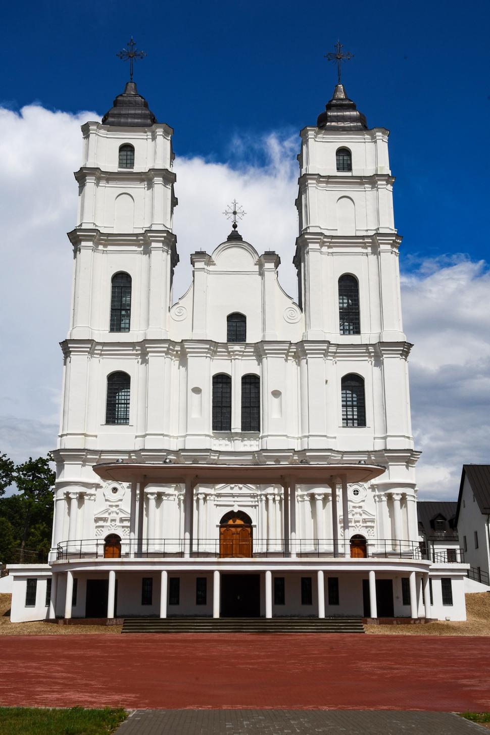 Priečelie Aglonskej baziliky postavenej v barokovej architektúre zdobia dve 60-metrové veže.
