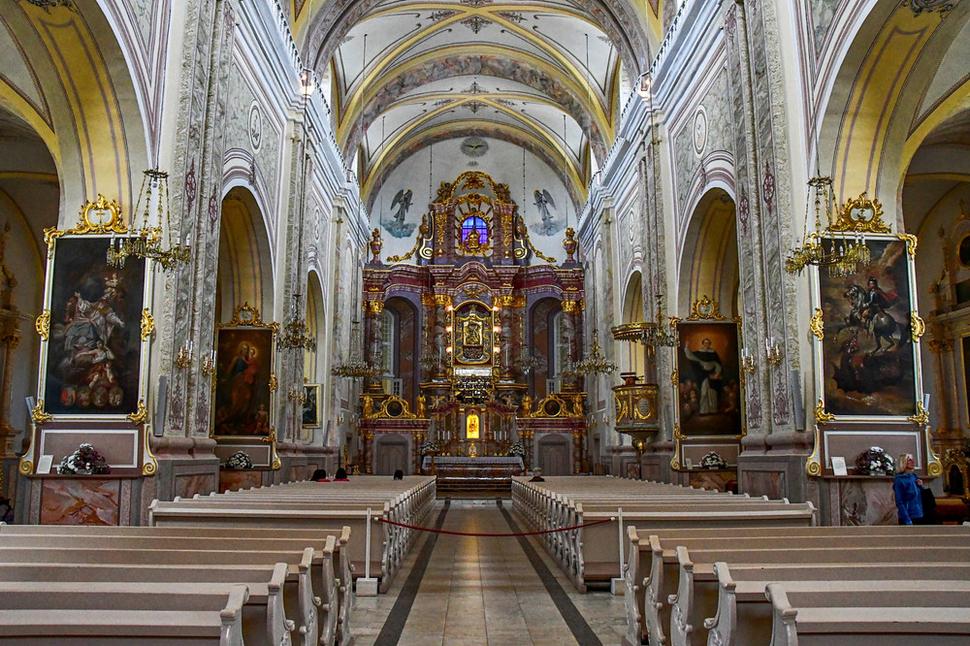V Aglonskej bazilike sa nachádza veľká zbierka vzácnych obrazov, sôch a umeleckých predmetov. Knižnica so vzácnymi knihami vyhorela počas 2. sv. vojny.