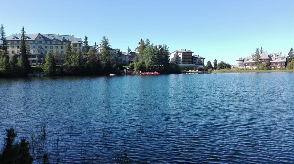 Cesta k vodopádu začína od jazera Štrbské pleso.