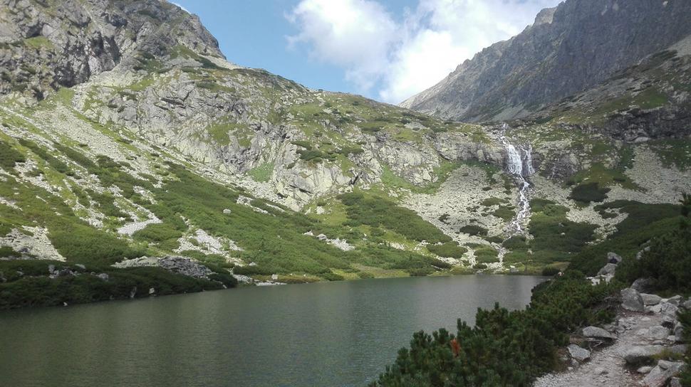 Velické pleso a za ním Velický vodopád.