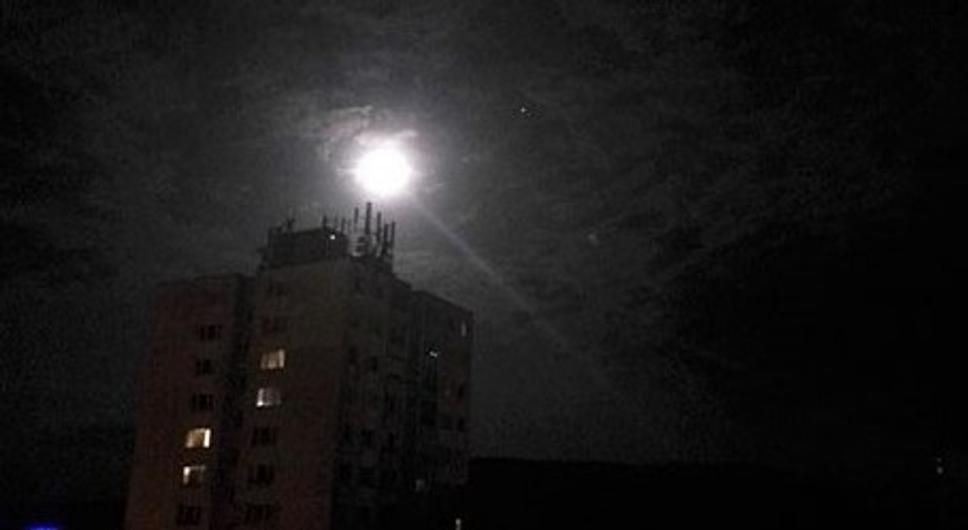 ešte poslednýkrát ožiaril oblohu - tmavé mračná mu už potom nedali šancu