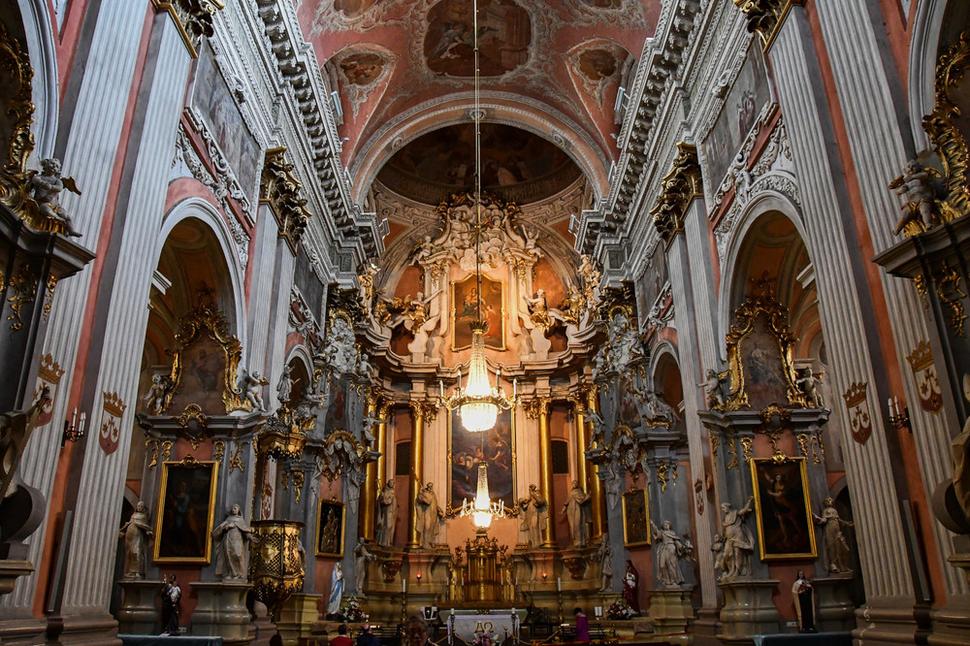 V interiéry Kostola sv. Terezy vás zaujme krásny impresívny barokový oltár.