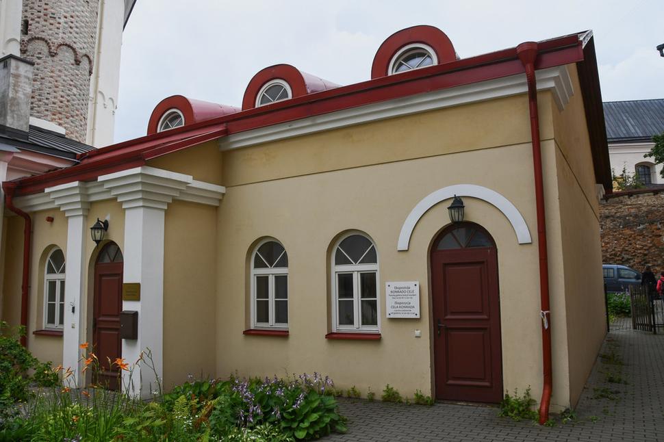 V 19. storočí slúžila časť komplexu Kostola sv. Trojice ako väzenie. V rokoch 1823-24 tu bol väznený aj spisovateľ Adam Mickiewicz, ako člen tajného spolku, predstavujúceho odboj proti cárskemu Rusku. Dnes je v budove múzeum, autentická väznica.