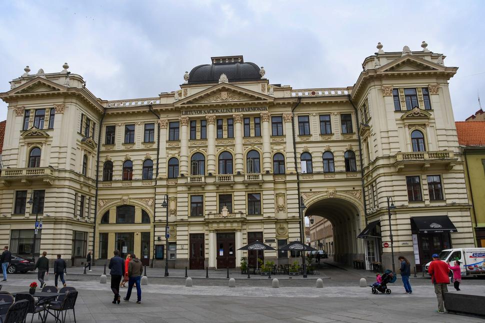 Ulica Aušros Vartu končí za dominantnou budovou Litovskej národnej filharmónie.