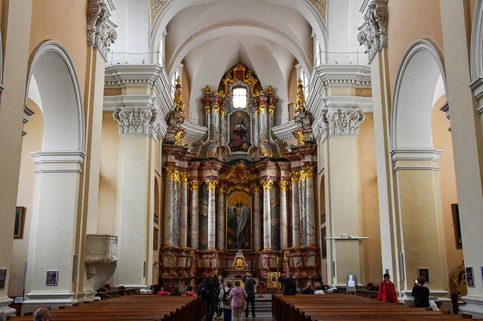 Interiér jezuitského Kostola sv. Kazimíra.