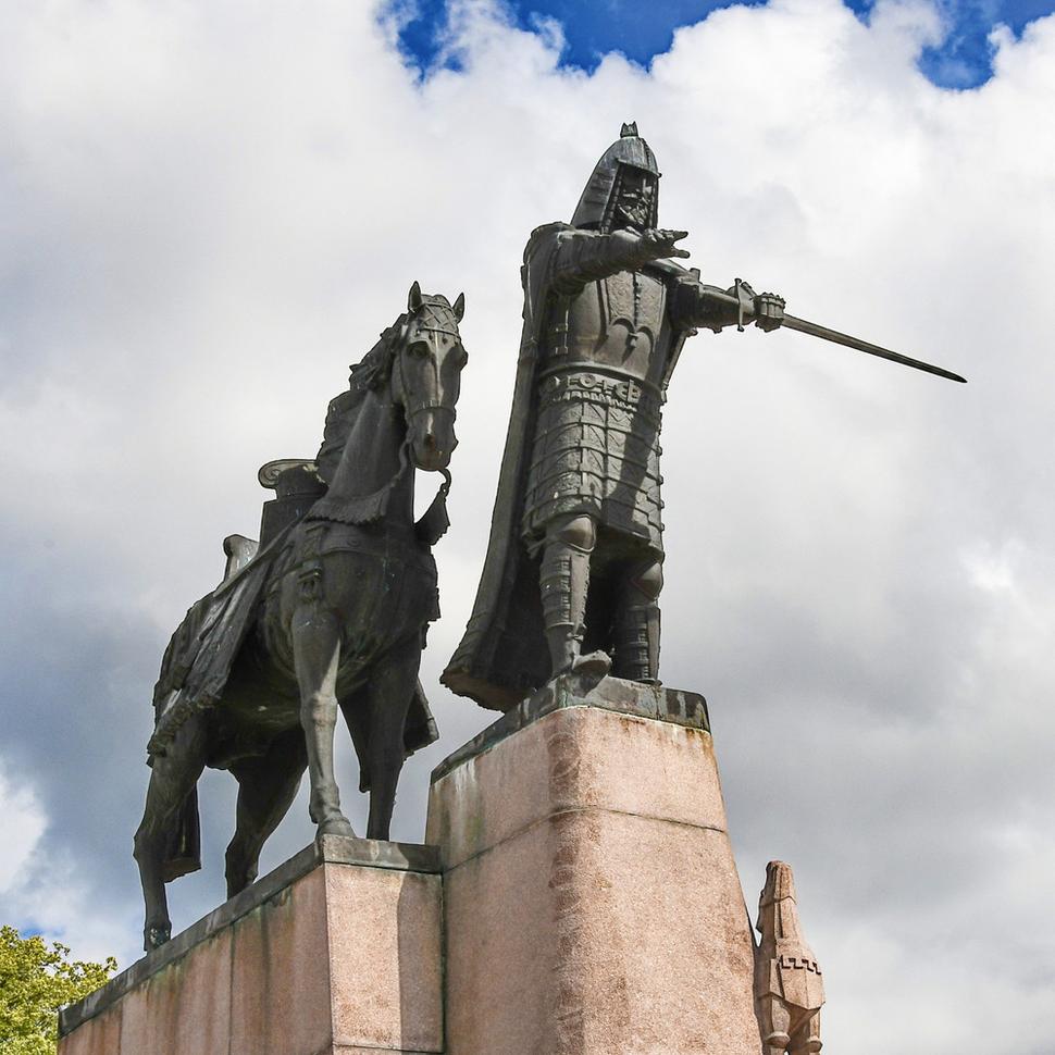 Na Katedrálnom námestí, na mieste na ktorom stál prvý drevený hrad kniežaťa Gediminasa, stojí od roku 1996 jeho pamätník. Autorom je litovský rodák, teraz už Američan, Vytautas Kašuba.