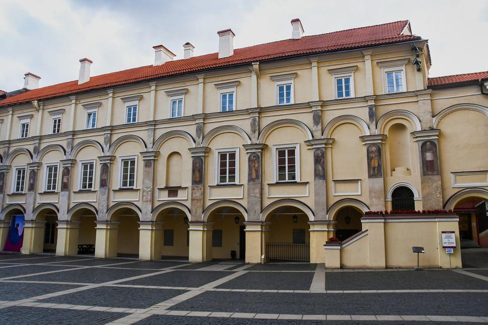 Komplex budov vilniuskej Alma mater Vilnensis obklopuje 13 nádvorí. Najstarším je Veľké nádvorie s renesančnými arkádami. Na freskách zo 16. storočia sú spodobnení prví rektori univerzity, na štvrtej freske sprava je sám Štefan Báthory.