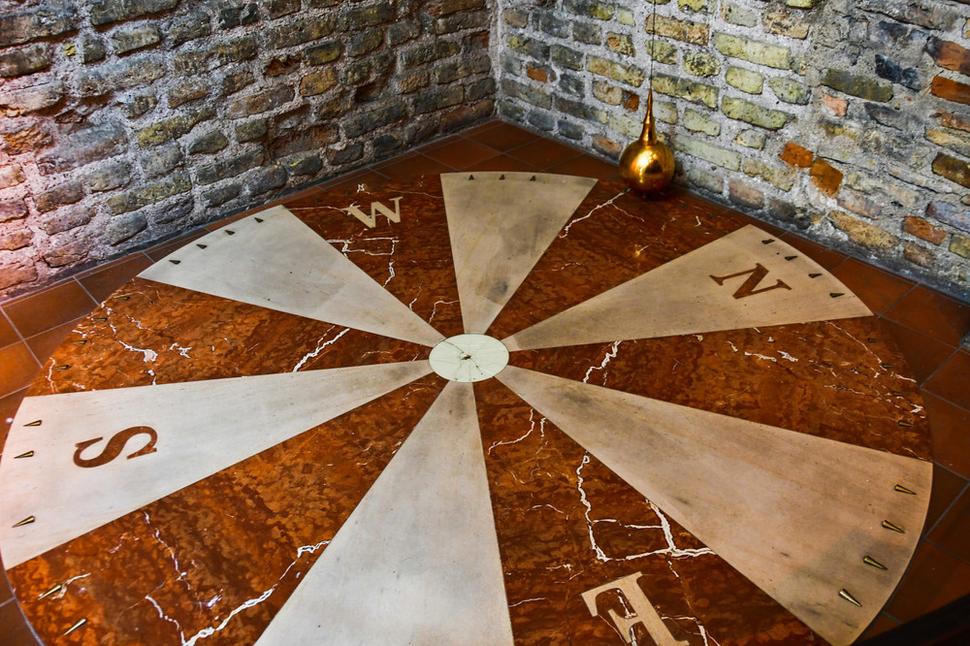 Univerzita sa už v roku 1780 mohla pýšiť vlastným astronomickým observatóriom a od roku 1851 vo veľkej zvonici zaveseným Foucaultovým kyvadlom, ktoré úžasným akademikom demonštrovalo otáčanie planéty Zeme.