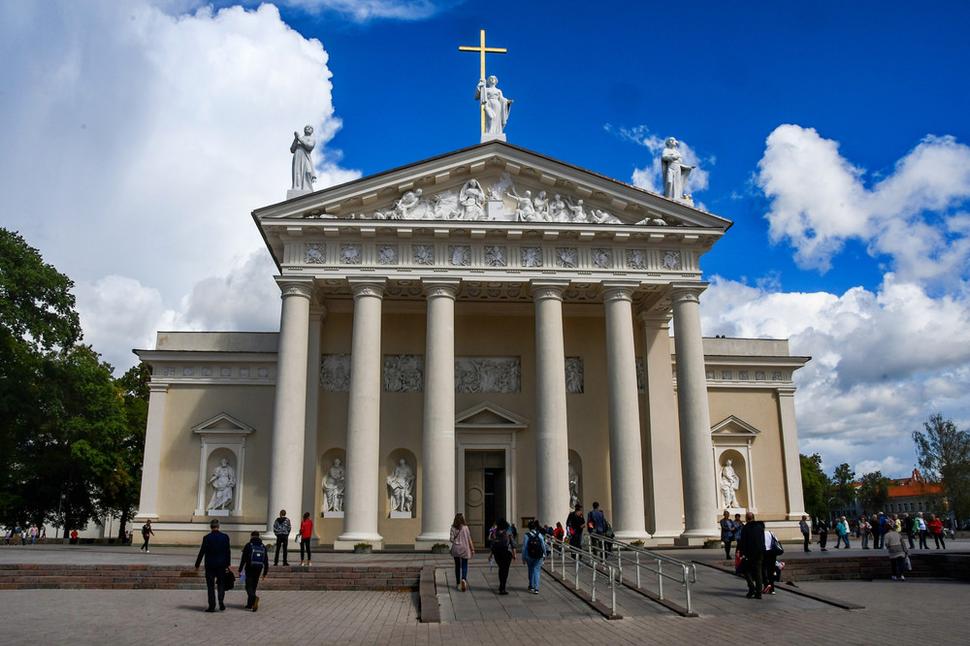Katedrála sv. Stanislava a Vladislava je hlavným katolíckym chrámom celej Litvy. Stojí na mieste pôvodného gotického kostola, ktorý nechal v roku 1387 postaviť kráľ Vladislav II. Jagelonský na mieste zničenej pohanskej svätyne.