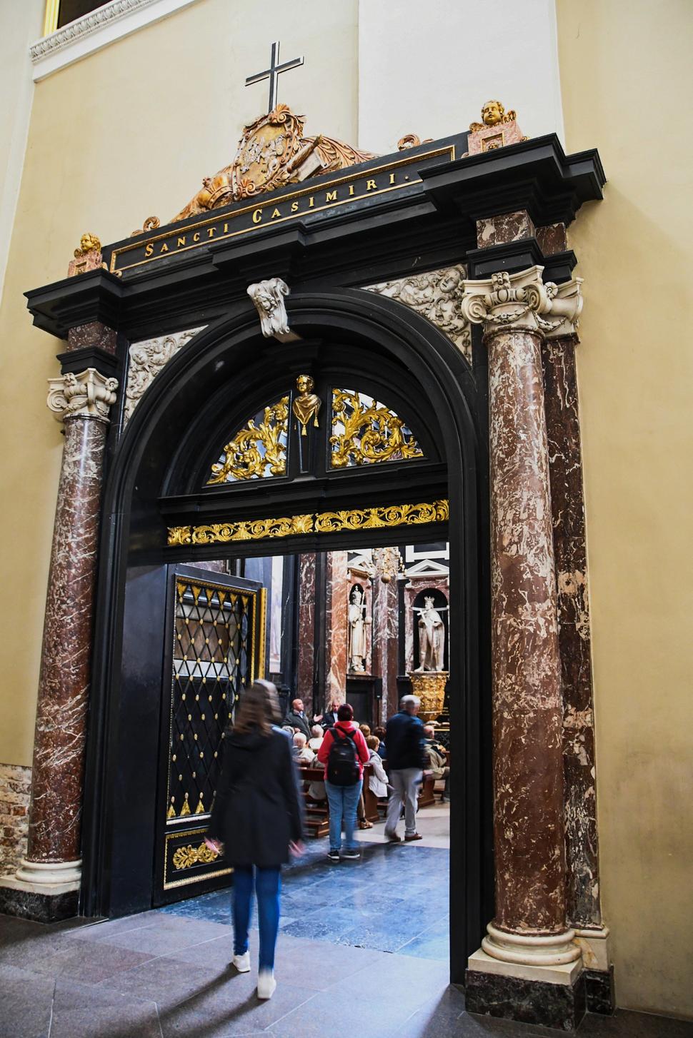 Za svätého bol Kazimír vyhlásený v roku 1604 a odvtedy mieria kroky všetkých veriacich v Katedrále sv. Stanislava a Vladislava do Kaplnky sv. Kazimíra,