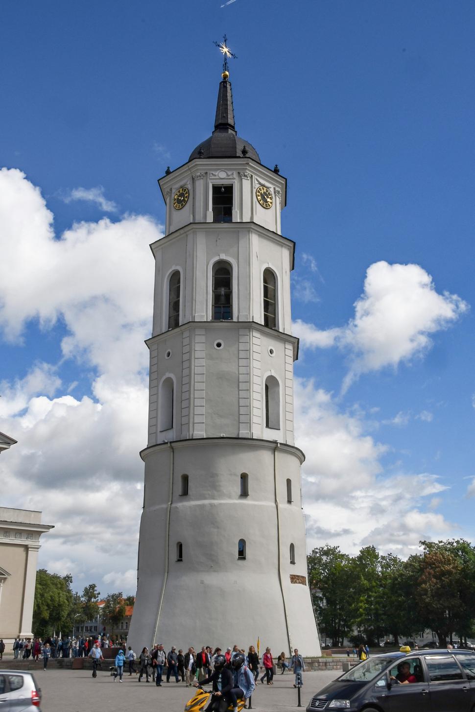 Všimnite si zvláštnu nerovnosť na spodnej časti zvonice. To je totiž jediný pozostatok okrúhlej nárožnej bašty Dolného hradu z 13. storočia, ktorý stál na tomto mieste. V 18. storočí sa postavila zvonica na baštu, ktorá poslúžila ako základ.