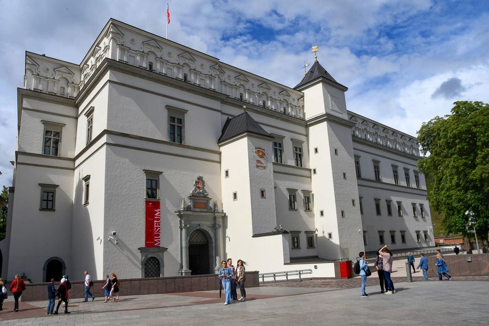 Popri Katedrále sv. Stanislava a Vladislava je ďalšou veľkolepou stavbou na Katedrálnom námestí Veľkokniežací palác. Dnes je v ňom Národné múzeum.