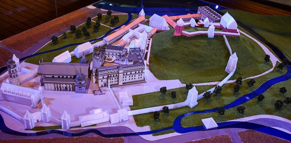 Ako celý rezidenčný areál pôvodne vyzeral, je vidieť na maketách v historickej časti expozície, ktorá sa rozkladá vo verných kópiách neskorogotických a renesančných priestorov.