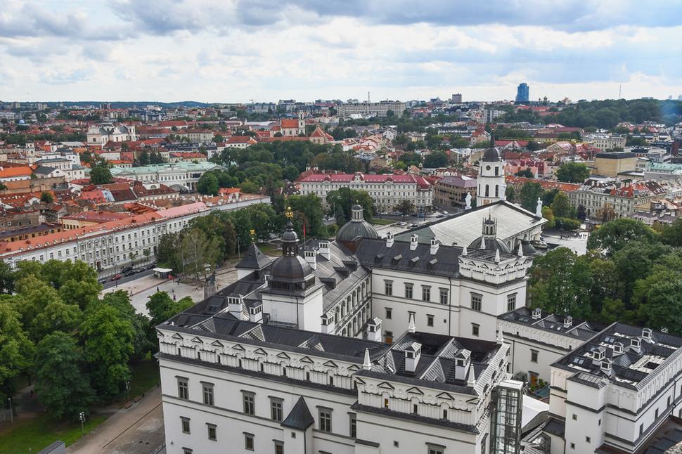 Za trochu námahy pri výstupe na Gediminasovu baštu stojí už len ten pohľad, ktorý sa vám z nej otvori. Pod sebou máme Veľkokniežací palác a za ním Katedrálu.