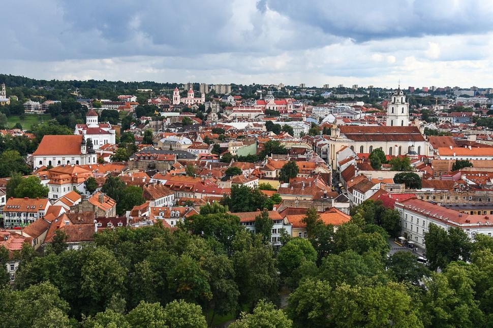 Pohľad z Gediminasovej bašty na červené strechy Starého Mesta.