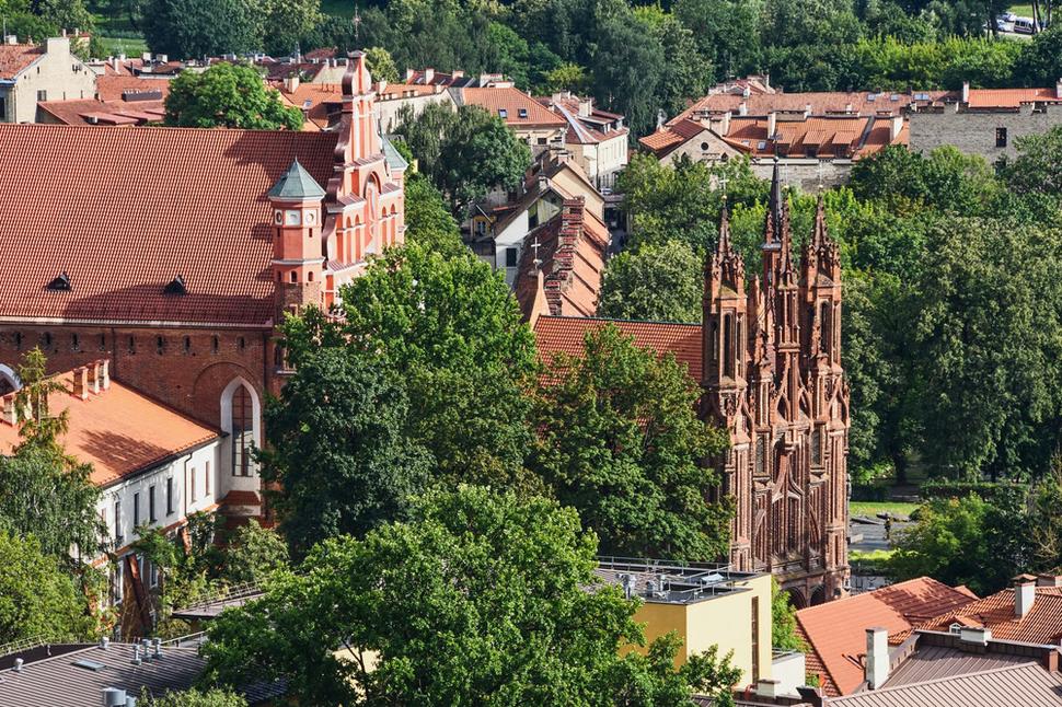 Cieľom našej ďalšej prechádzky bude Kostol sv. Anny a susediaci s ním Kostol sv. Františka z Assisi. Takto vyzerajú pri pohľade z Gediminasovej bašty.