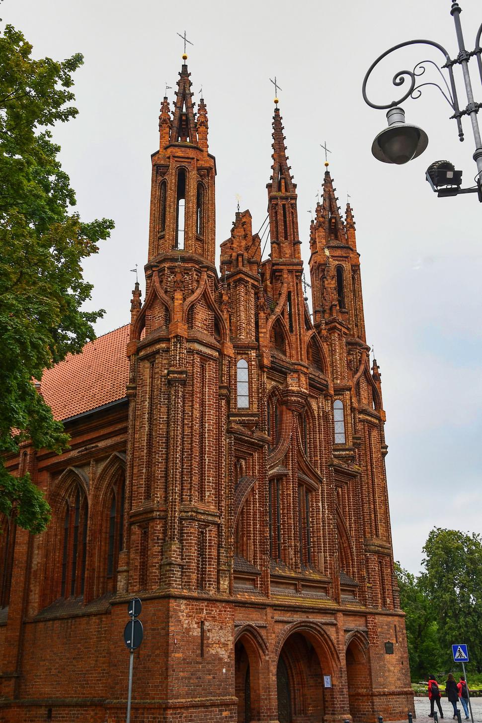 Priečelie Kostola sv. Anny. Kostol bol postavený z 33 druhov tehál rôznej farby, ktoré údajne prechádzali prísnou kontrolou. Púšťali sa z výšky na zem a iba z tých, ktoré náraz vydržali, sa stavalo. Až na záver bol kostol namaľovaný na červeno.