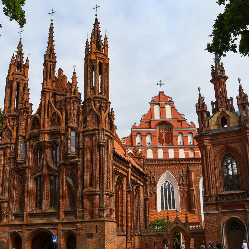 Kostol sv Františka z Assisi z roku je na fotke vzadu. Vľavo vidíme Kostol sv. Anny a vpravo samostatne stojacu zvonicu.