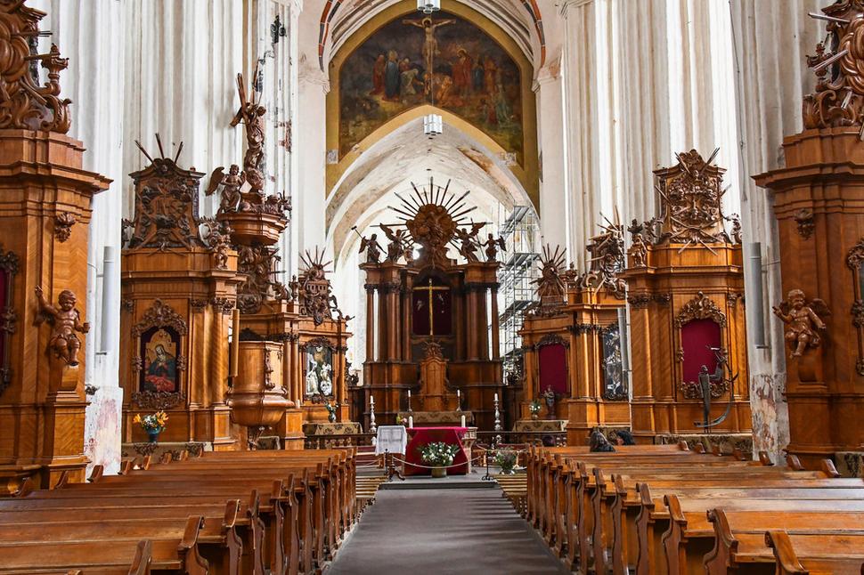 Interiér Kostola sv. Františka z Assisi pôsobí netradične. Vnútorné prvky a dekorácie v kostole sú pomerne netradične drevené a dávajú kostolu punc starožitnosti.