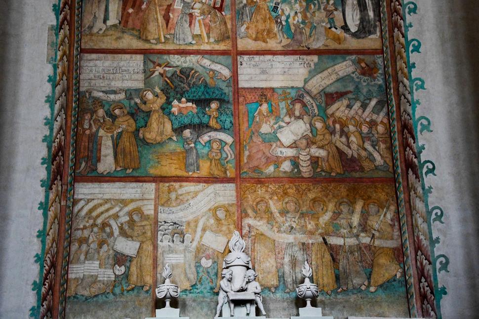 Na severnej stene Kostola sv. Františka z Assisi boli nedávno odhalené neskorogotické maľby s biblickými výjavmi, heraldickými a rastlinnými motívmi, z doby okolo roku 1605. Ide o najlepšie dochované gotické maľby v Litve.